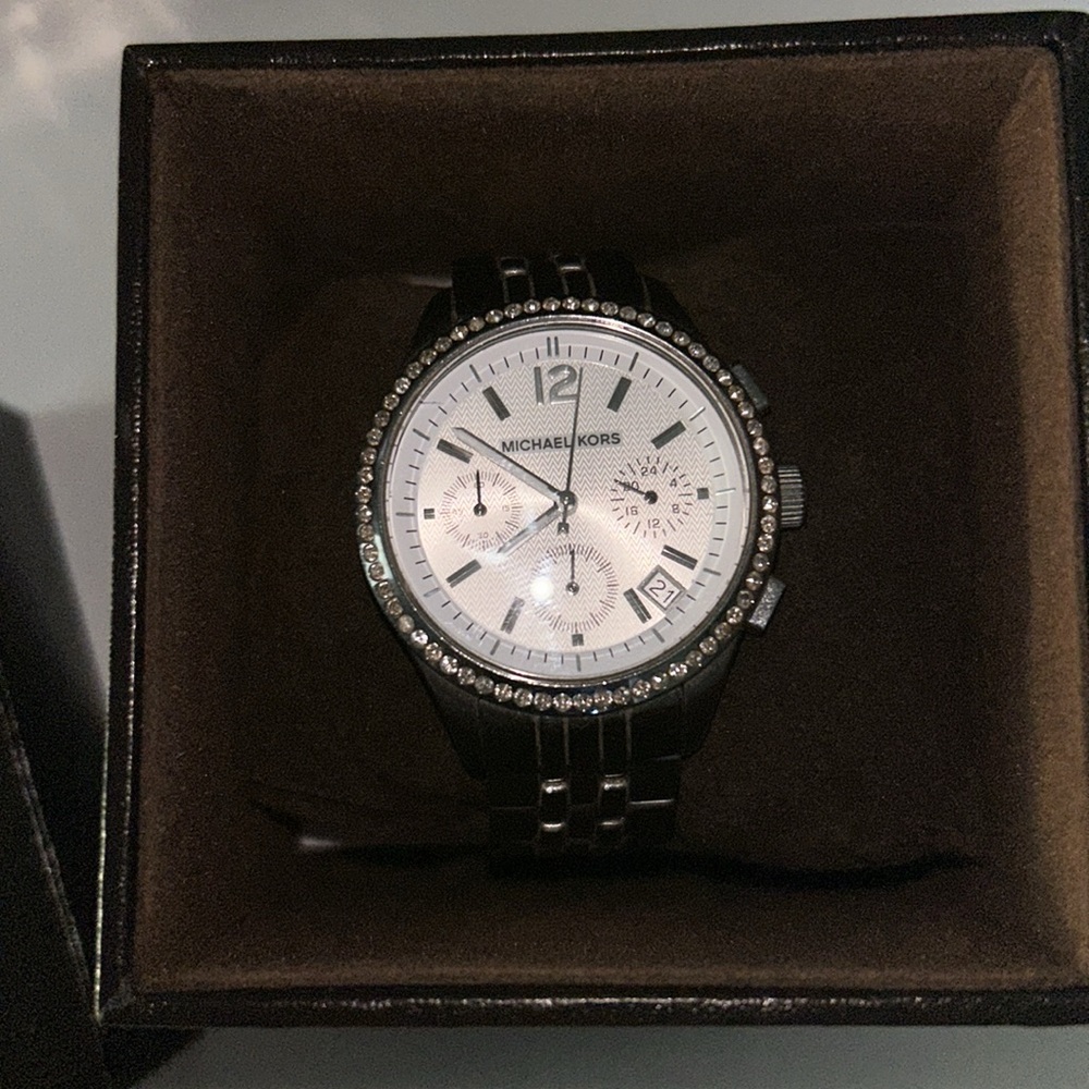 Michael Kors watch, in great construction, needs new batteries. - Picture 3 of 14
